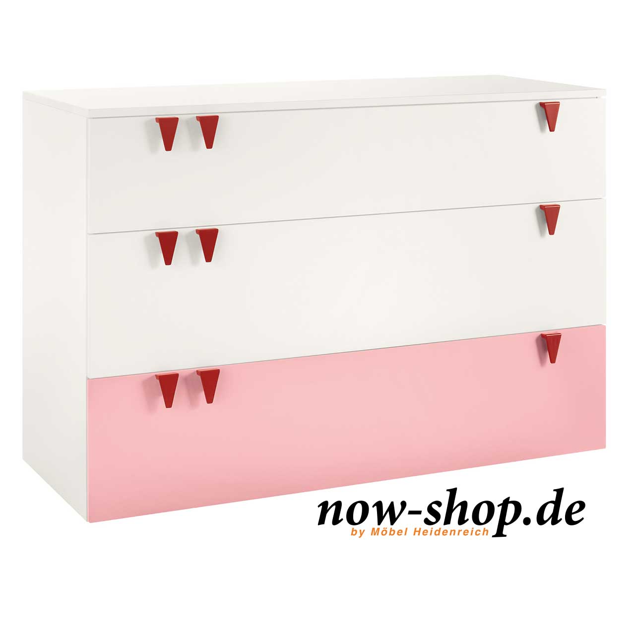 now! by hülsta – minimo Kommode mit drei Schubladen 55934 Weiße breite Kinderkommode mit drei Schubladen, unterste Schublade mit rosa Front. An jeder Schubladenfront sind drei rote Dreiecke als Griffe. Seitlich fotografiert.