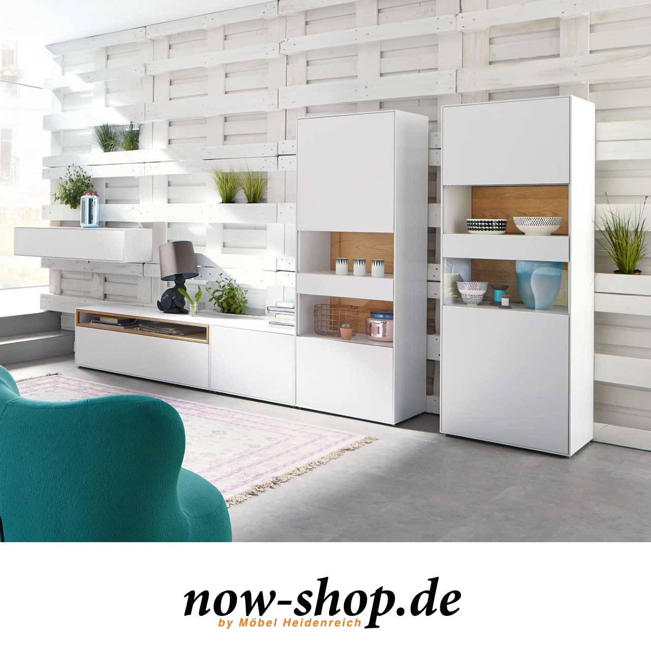 now! easy - Milieubild einer Wohnwand mit der easy Vitrine. Milieubild einer Wohnwand, die auch die easy Vitrine 41213 / 41223 beinhaltet. Natureiche-Rückwand ist ausgewählt.