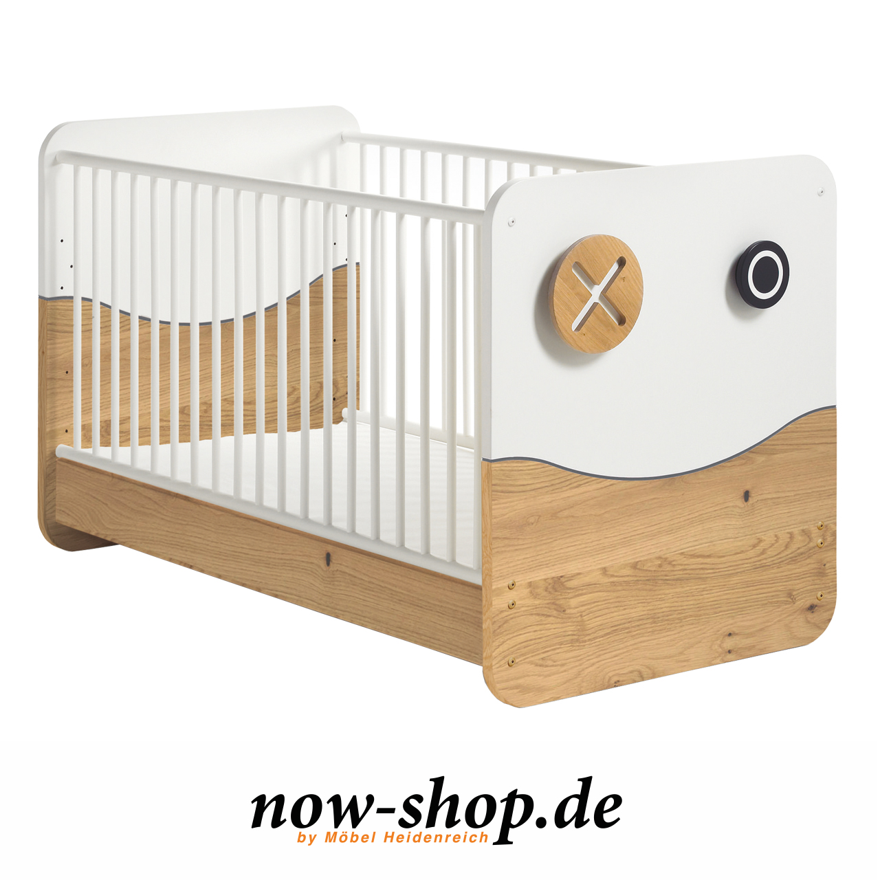 now! by hülsta - minimo Babybett 55886 Weißes Babybett mit weißen Sprossen und Natureiche-Akzenten und einem runden Natureiche-Element sowie einem runden schwarzen Haken an der Front. Die beiden runden Elemente erinnern an Augen, der Natureiche-Akzent unten an einen Mund.