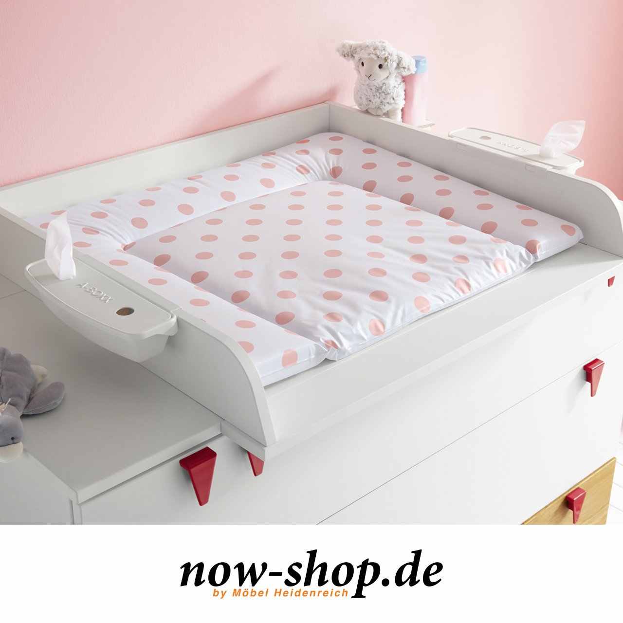now! by hülsta – minimo Wickelaufsatz 51913 Milieubild Milieubild mit rosa gepunkteter Auflage auf Kommode montiert.