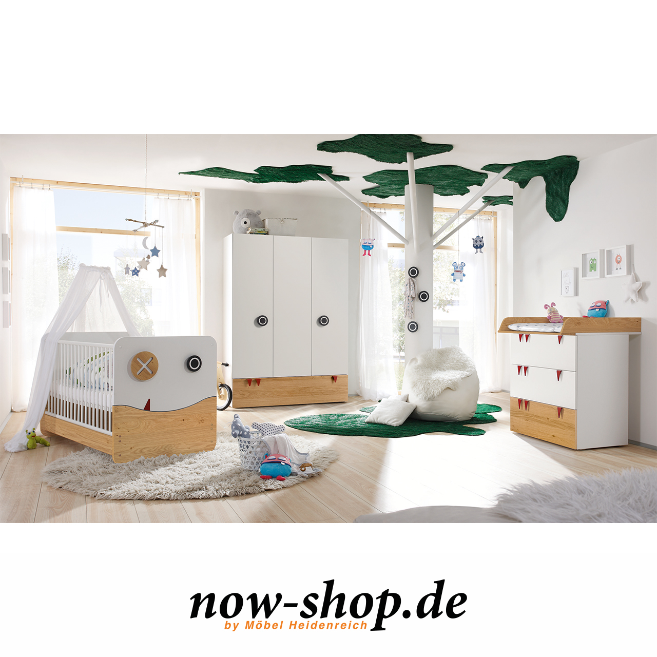 Babybett integriert in ein komplettes Babyzimmer mit Kleiderschrank und Wickelkommode als Milieuaufnahme.