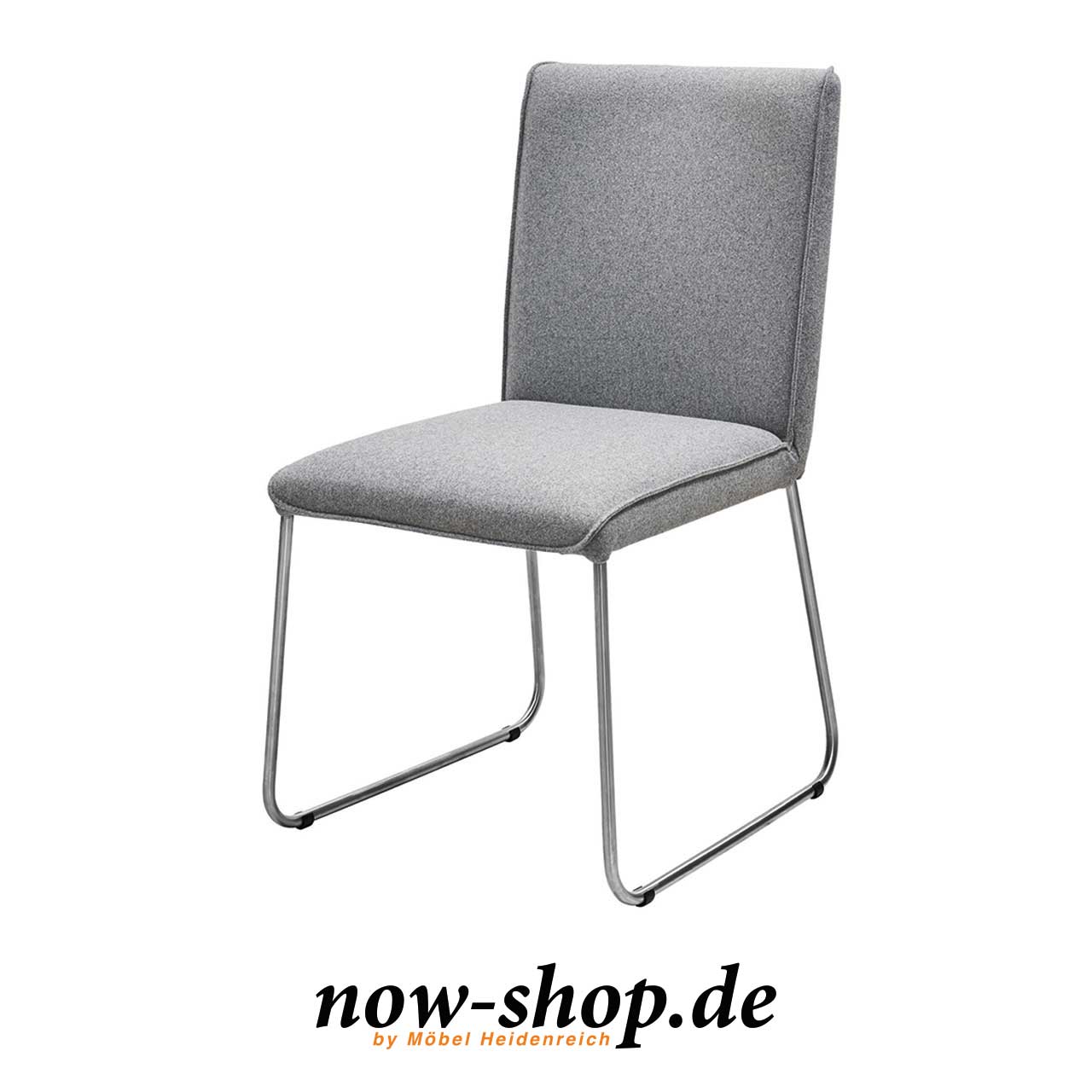 now! by hülsta – dining Stuhl S21-1 mit Kufen in hellgrau Stuhl mit Kufen und Stoffbezug hellgrau in leicht seitlicher Ansicht.