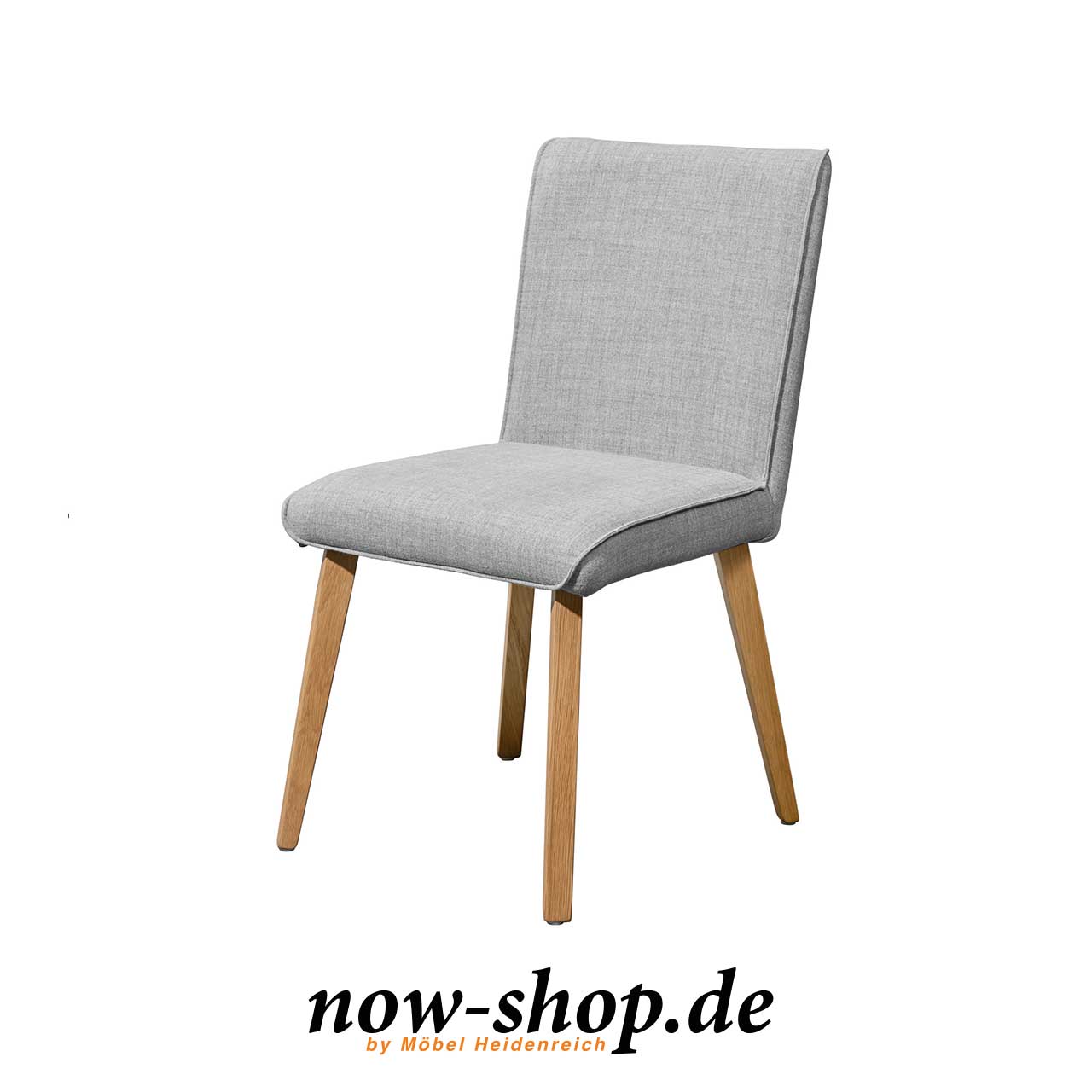 now! by hülsta – dining S 21-2 in Flachgewebe mit Softeffekt hellgrau Stuhl mit vier Holzfüßen und hellgrauem Bezug.
