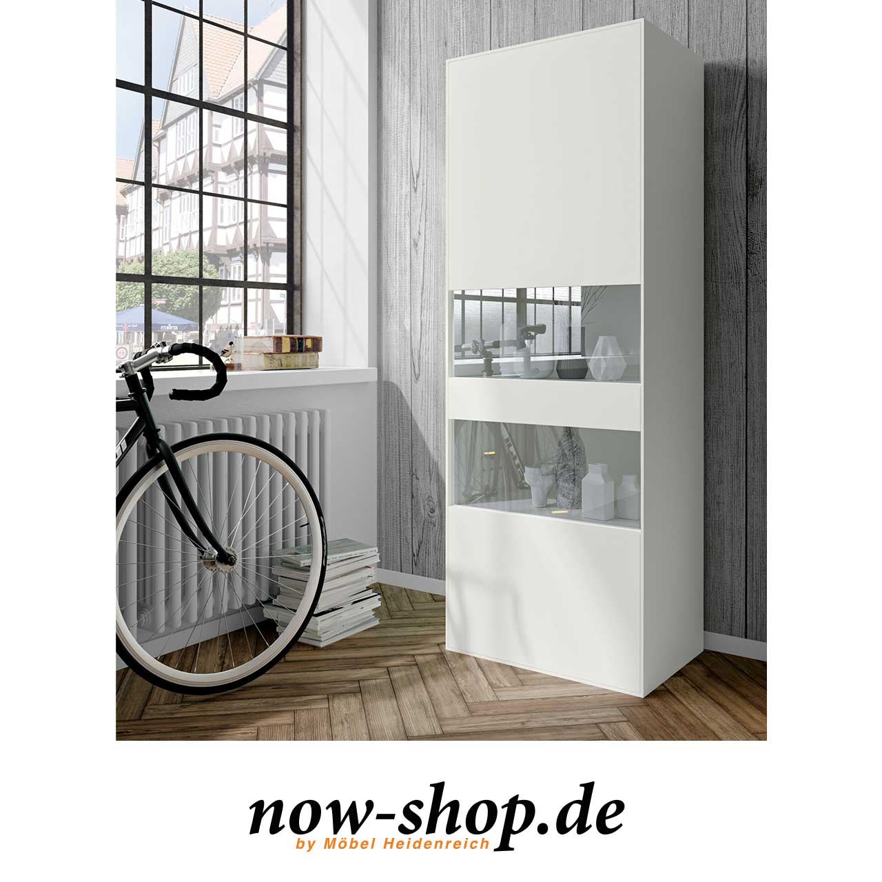 Milieubild: Weiße Vitrine mit zwei Glasausschnitten in der Tür im Wohnzimmer mit Dekoration.