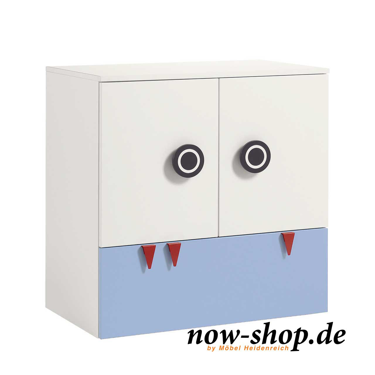 now! by hülsta - minimo Kommode hellblau 55905 Weiße Kommode mit zwei Türen und hellblauer Schublade unten. An den Türen sind runde schwarze Griffe. An der Schublade drei rote Dreiecke als Griffe oder Haken. Seitlich fotografiert.