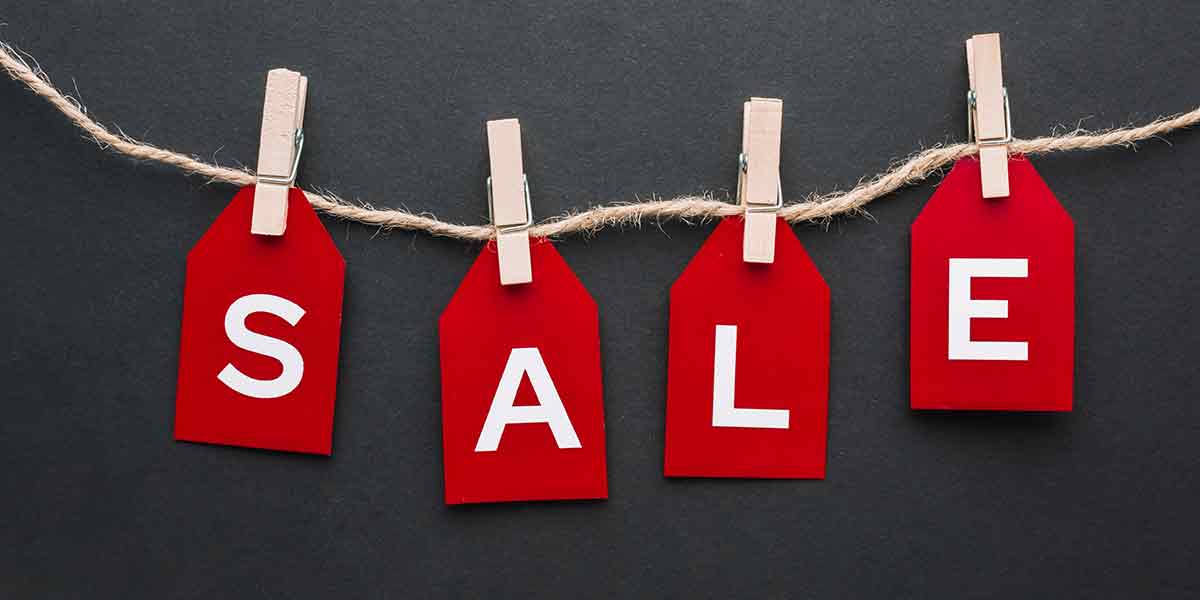 Titelbild Sale Die Buchstaben SALE sind mit Wäscheklammern an einer Leine befestigt.