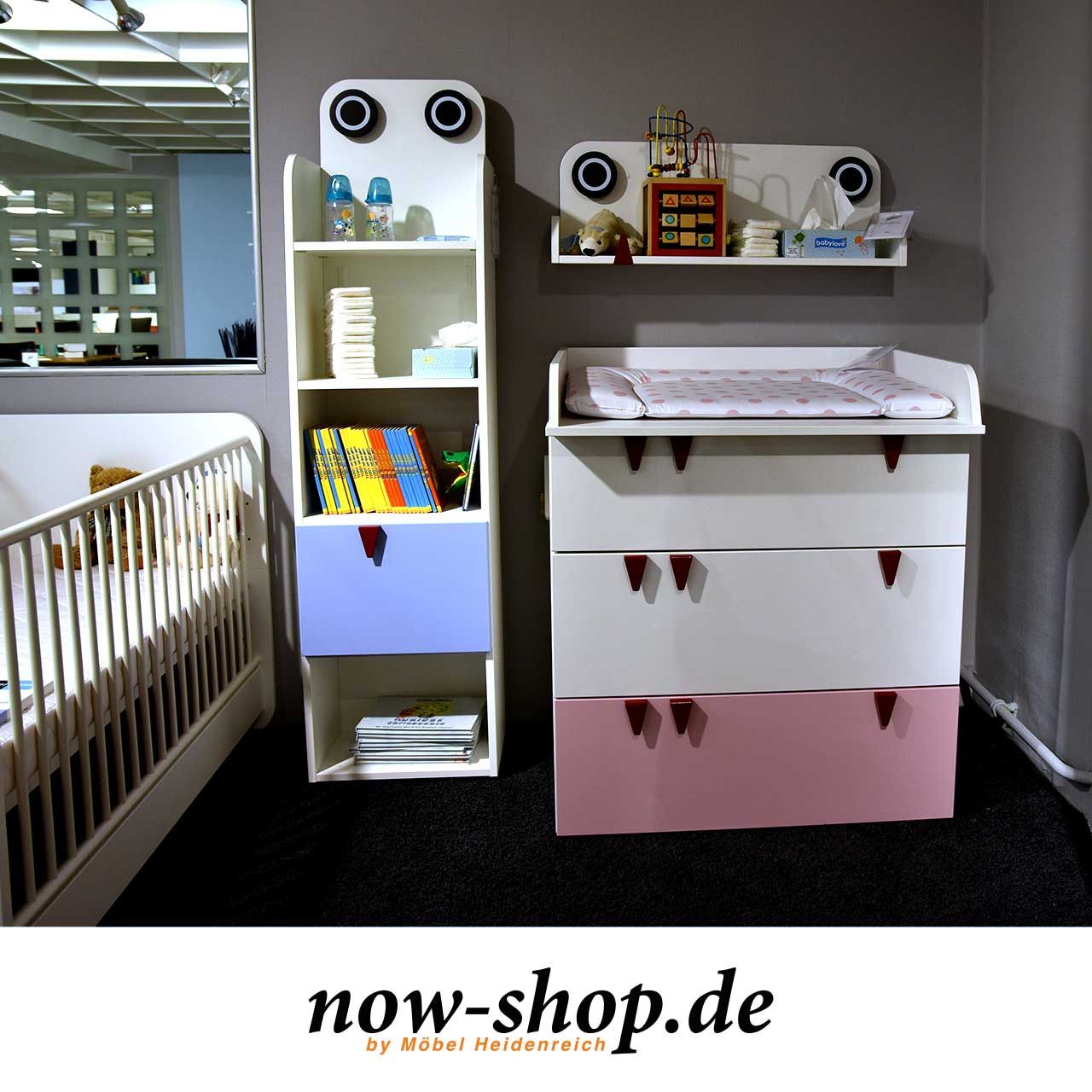 now! minimo Bild aus der Ausstellung Milieubild der Wickelkommode aus der Ausstellung mit Wandbord und zusätzlichem Regal auf der linken Seite.