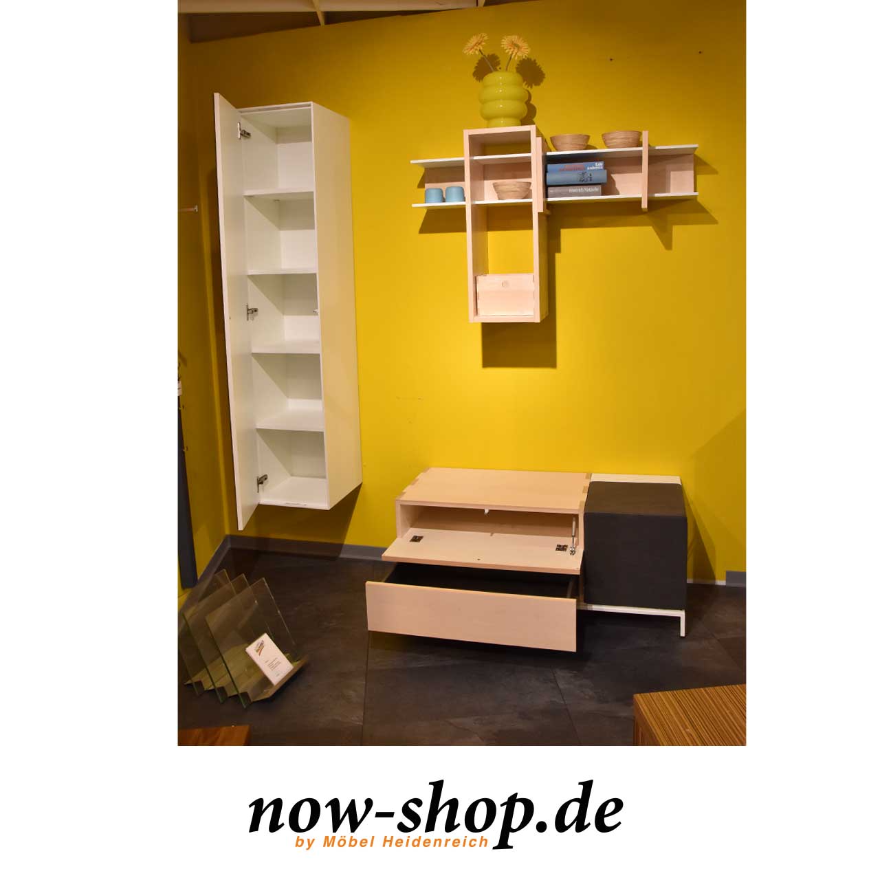 Gleiche Garderobe mit geöffneten Türen, Schublade und Klappe.