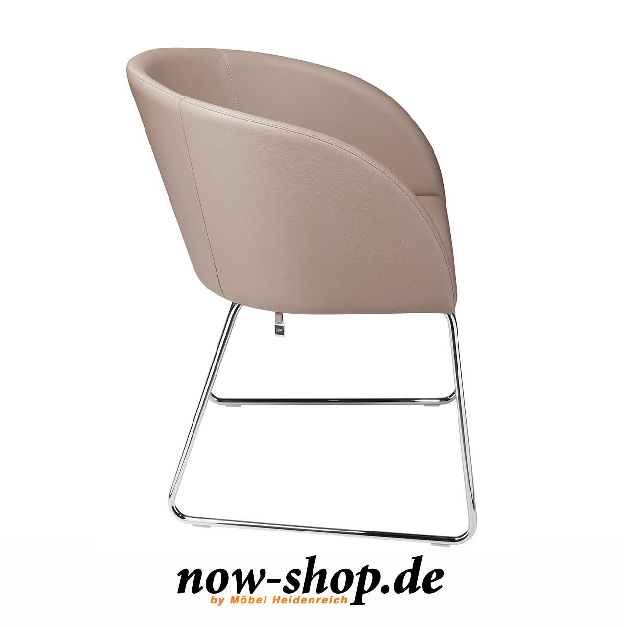 now! by hülsta – dining Stuhl S19-1 Kunstleder taupe Seitenansicht Schalenstuhl mit hochglänzenden trapezförmigen Kufen und Bezug Kunstleder hellbraun. Seitenansicht.