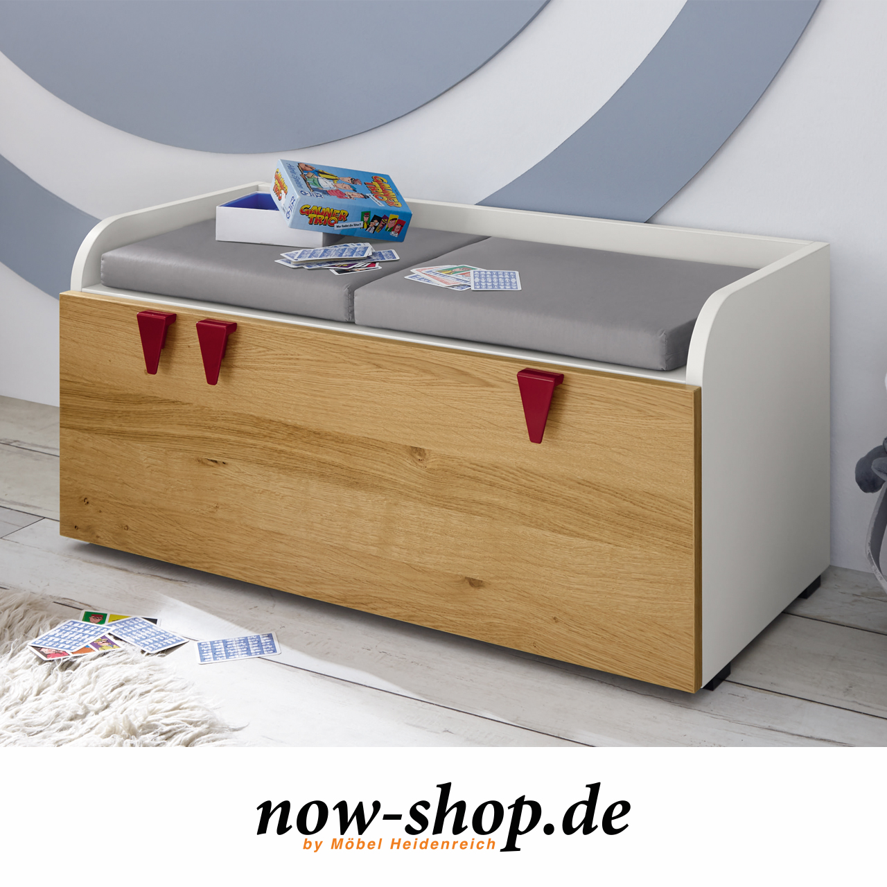 Kindersitzbank mit Zubehör: zwei graue Polster auf der Sitzbank und eine Stauraumbox mig Eichefront darunter. hülsta now minimo Kindersitzbank 55493 Milieu