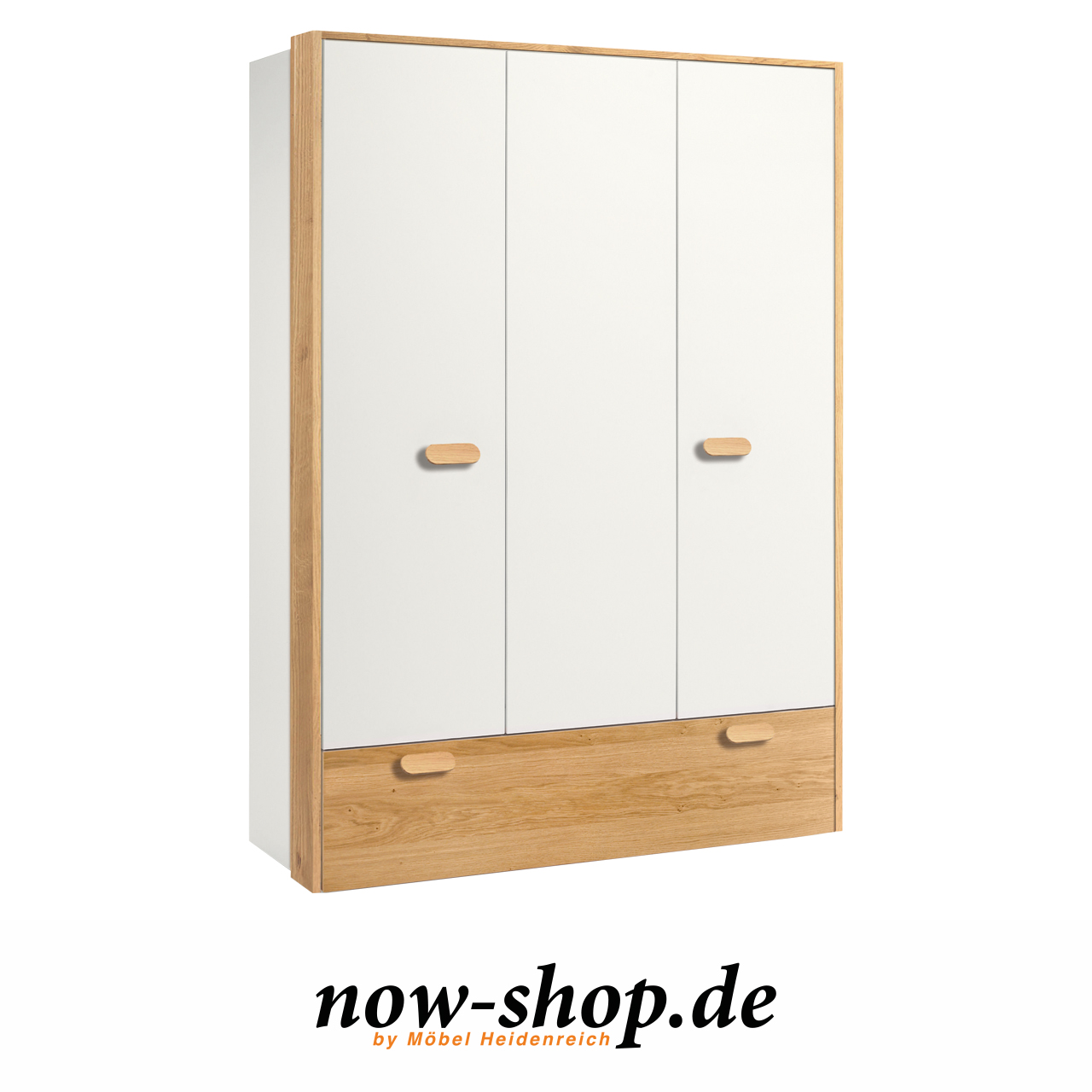 Passepartout Holz um dreitürigen Kleiderschrank.