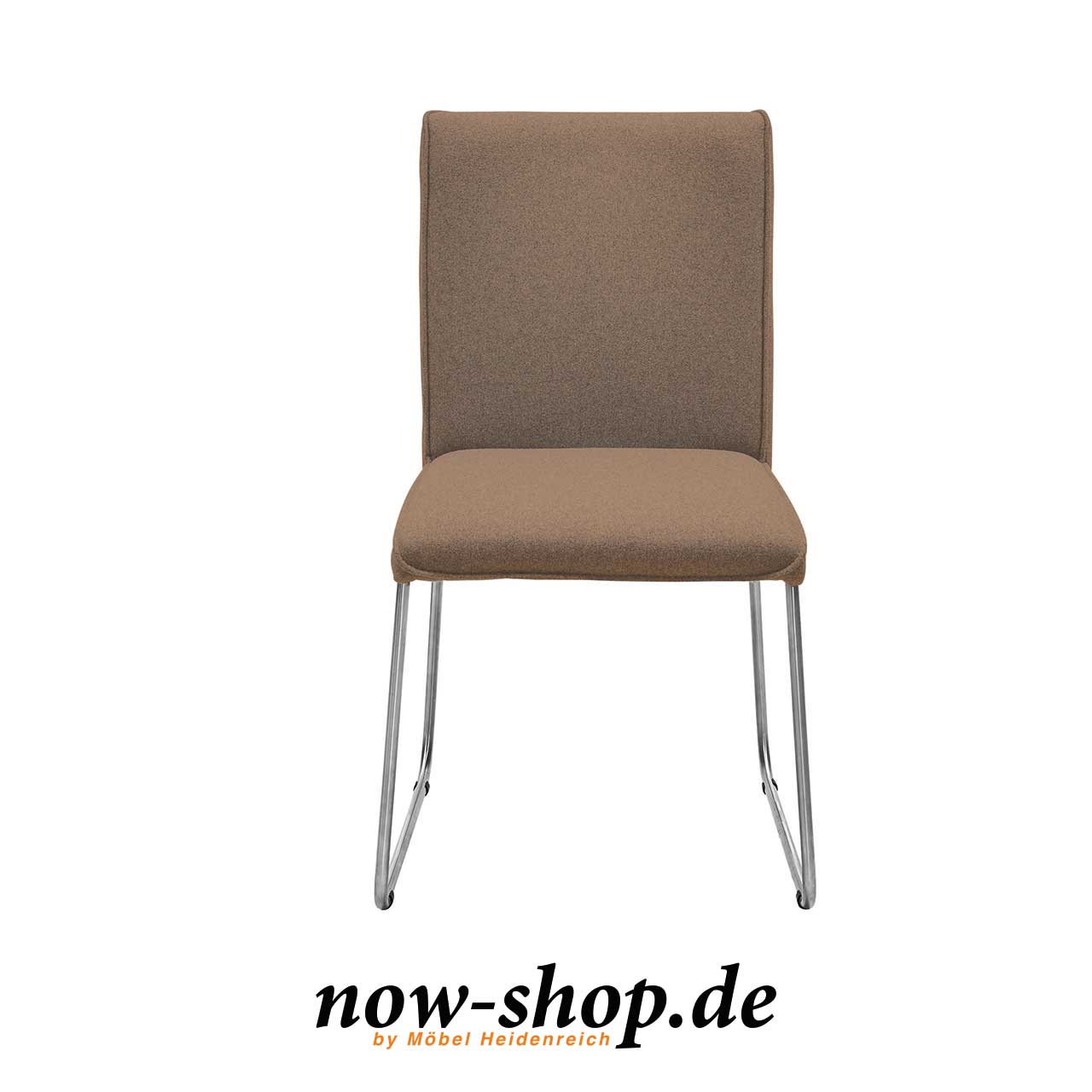 now! by hülsta – dining Stuhl S21 Cappucino Frontalaufnahme Stuhl mit Kufen und Stoffbezug Cappuccino. Frontalansicht.