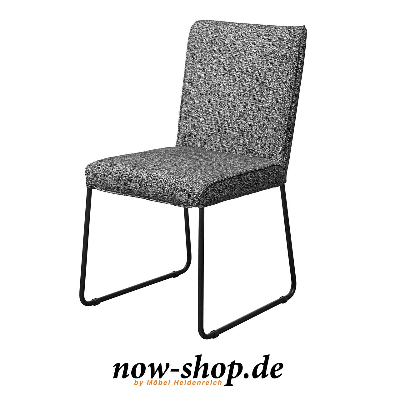 now! by hülsta – dining S 23 in Bouclé hellgrau Stuhl mit Stoffbezug Bouclé hellgrau und trapezförmigen Kufen in schwarz.