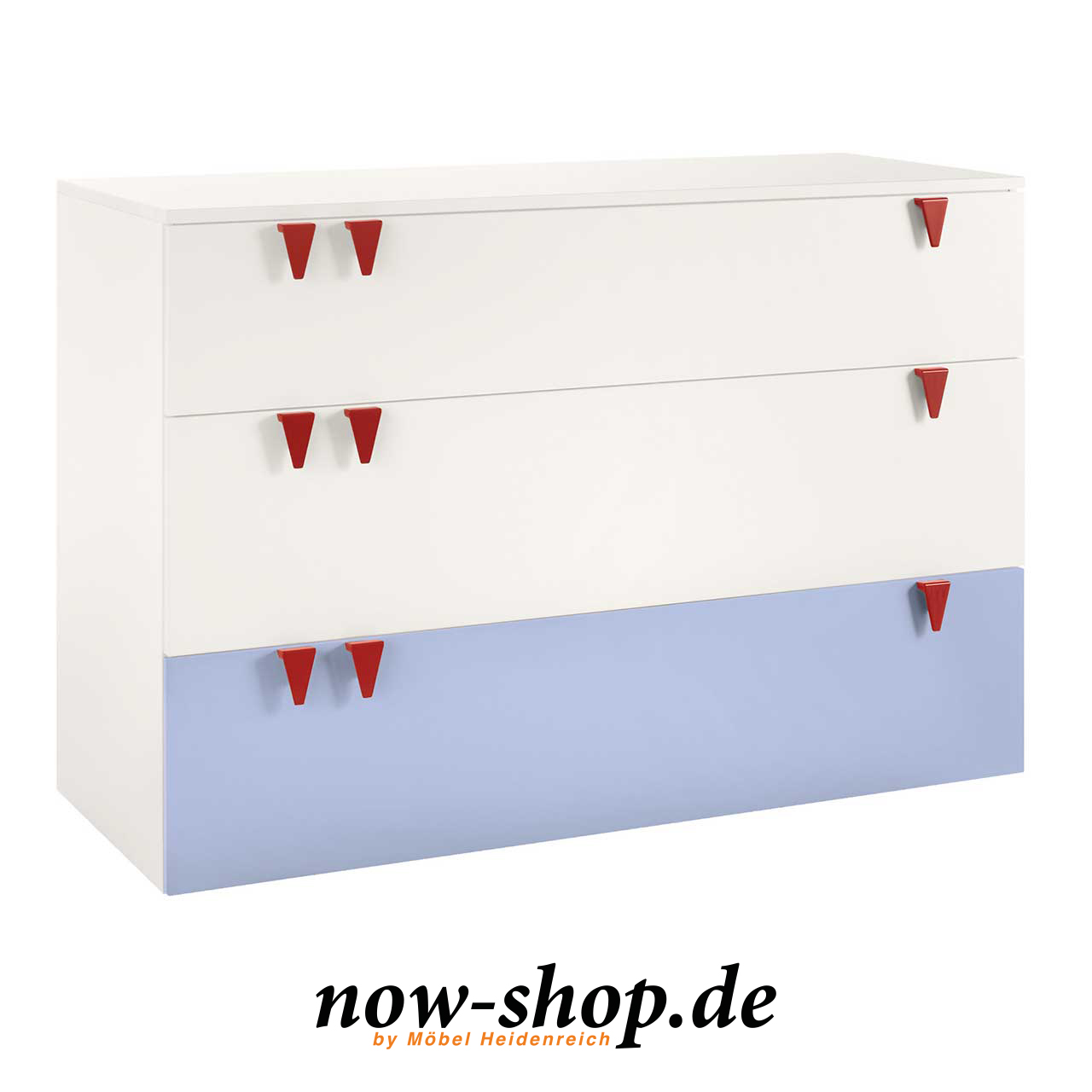 now! by hülsta - minimo Kommode Hellblau 55935 Weiße breite Kinderkommode, unterste Schubladenfront ist hellblau. An den Schubladen je drei rote Zähnchen als Griffe. Seitlich fotografiert.