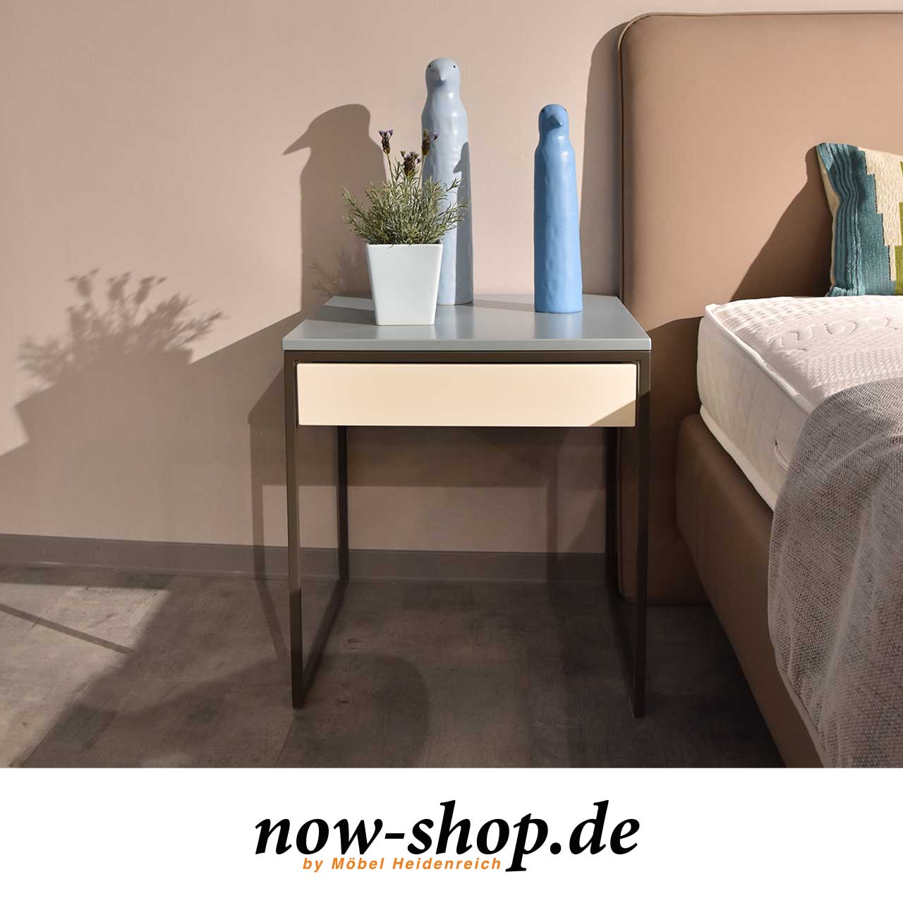 now! by hülsta - Beistelltisch CT17-2 Nachttisch oder Beistelltisch mit taubenblauer Platte, weißer Schublade und dunkelgrauem Metallgestell.