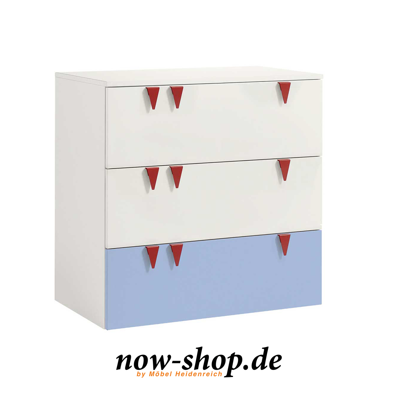 Weiße Kinderkommode mit drei Schubladen, unterste Schublade mit hellblauer Front. An jeder Schublade sind drei rote Dreiecke. Seitlich fotografiert. Seitlich fotografiert.