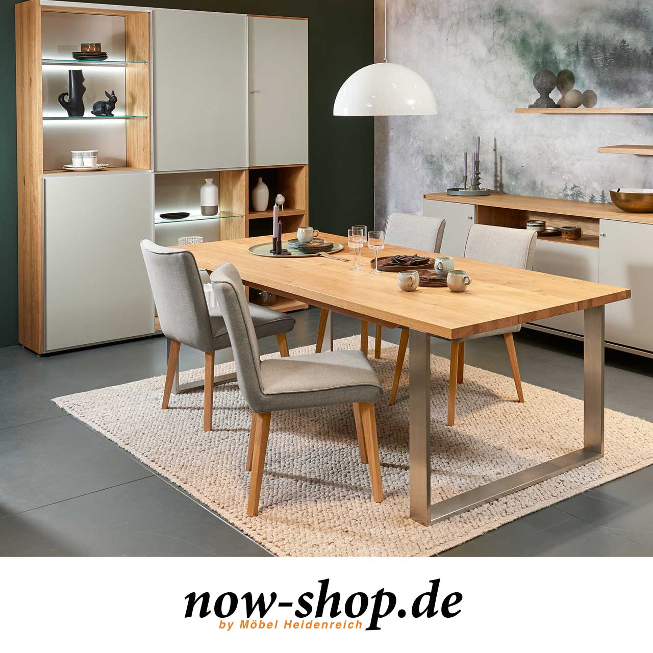 ET 17 in Natureiche mit Edelstahlgestell kombiniert mit Stühlen S21-2 Milieubild Esstisch Natureiche mit grauen S21-Stühlen mit Füßen in passendem Holz.