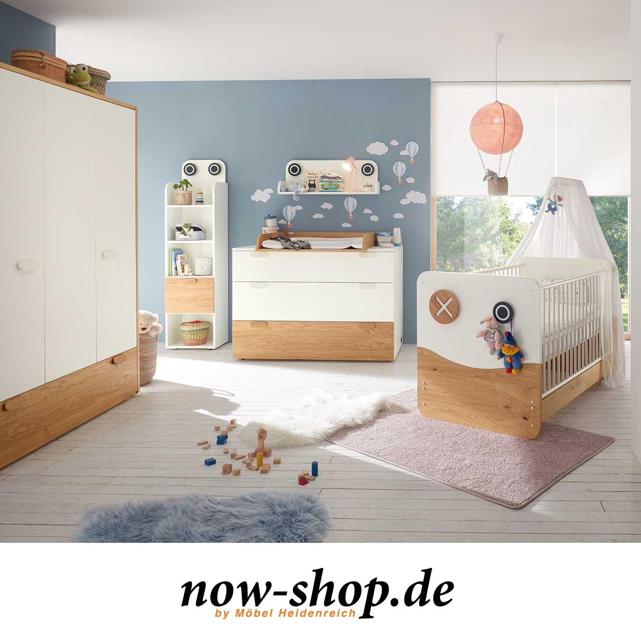 now! by hülsta - minimo Babybett 55886 in komplettem Babyzimmer.