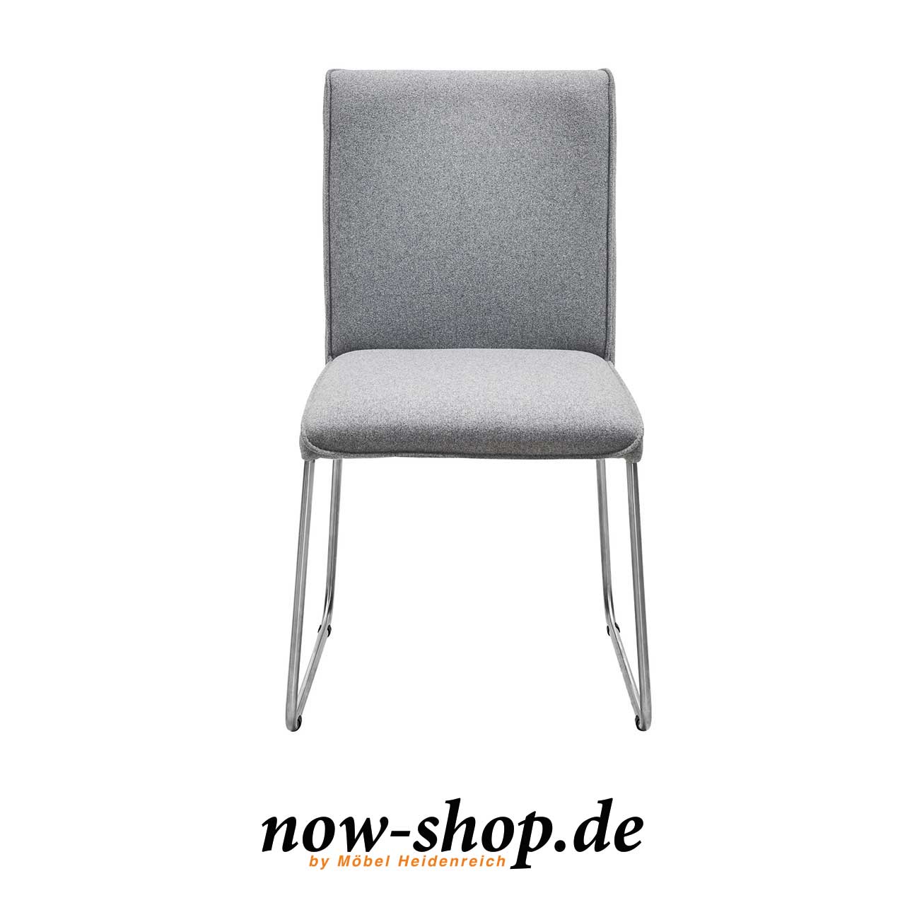now! by hülsta - dining Stuhl S21 Stuhl mit Kufen und Stoffbezug hellgrau. Frontalansicht.