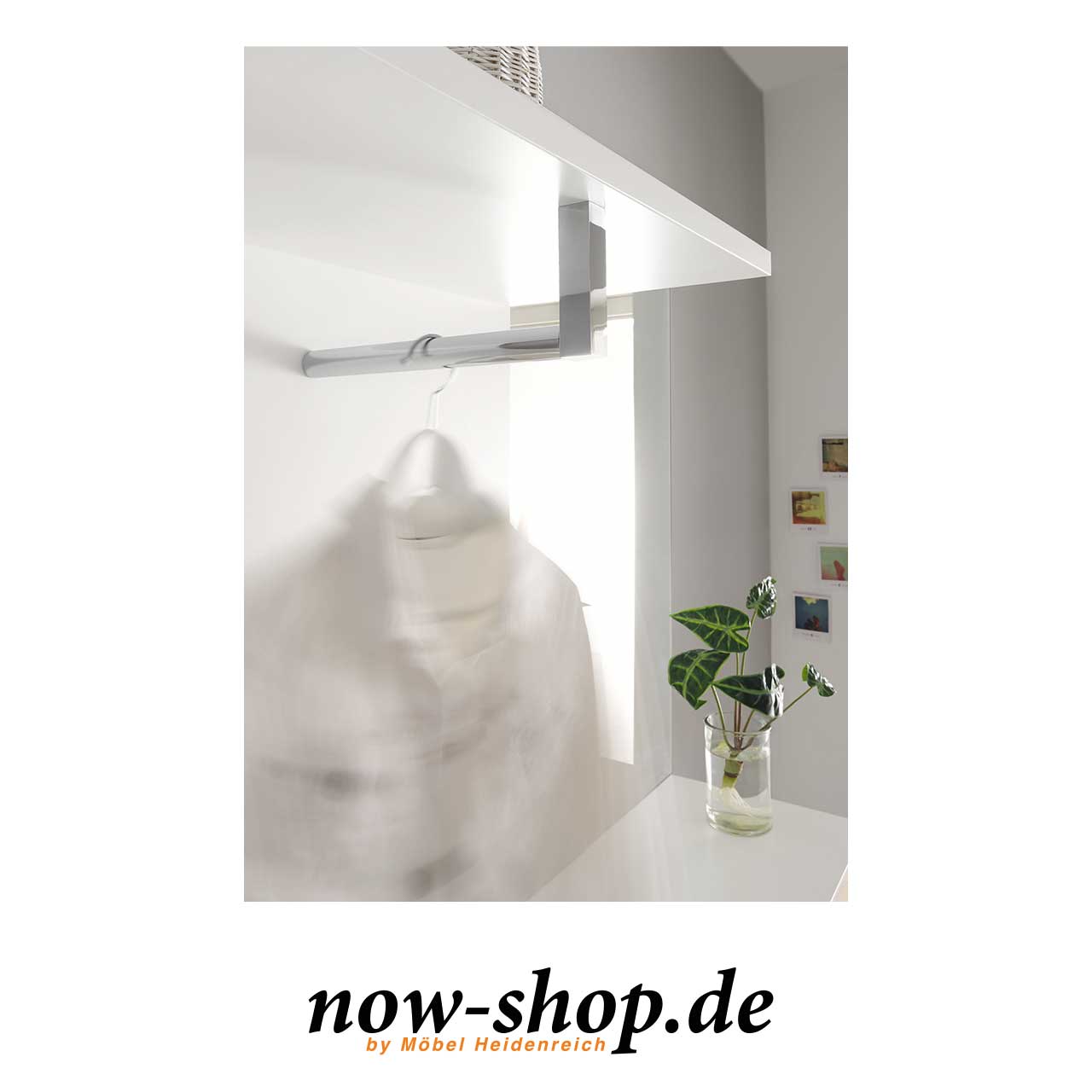now! by hülsta – Garderobenpaneel 41243 Detail Kleiderstange Detailaufnahme der Garderobenstange des Garderobenpaneels mit angehängtem Kleiderbügel.