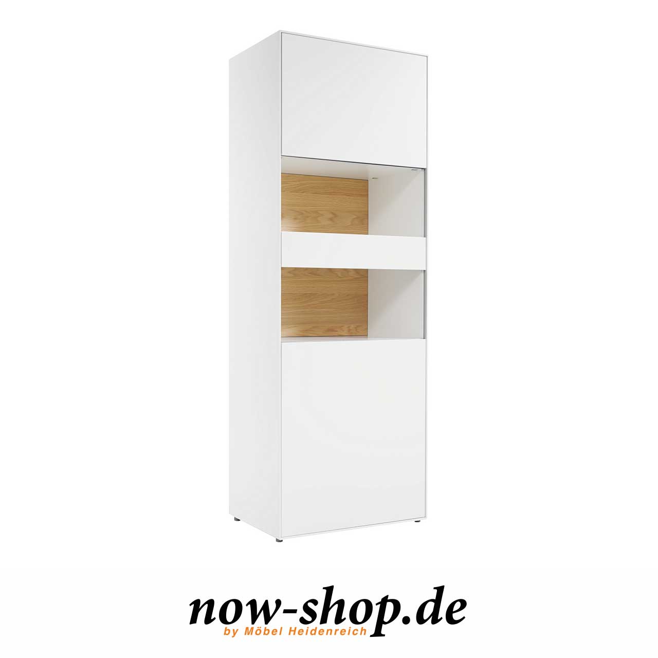 now! by hülsta - easy Vitrine 41213 leicht seitliche Ansicht. Weiße Vitrine mit Wenderückwand für die zwei Glasausschnitte (Natureiche-Akzent ausgewählt), leicht seitlich fotografiert.