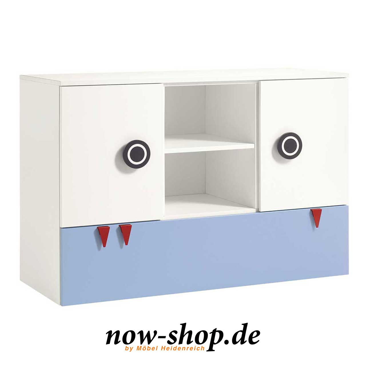now! by hülsta - minimo Kommode Hellblau 55105 Weiße Kinderkommode mit einer Tür rechts und links, in der Mitte zwei offene Fächer und unten eine Schublade mit hellblauer Front. An den Türen je ein runder schwarzer Griff. An der Schublade drei rote Zähnchen als Griff bzw. Haken. Seitlich fotografiert.