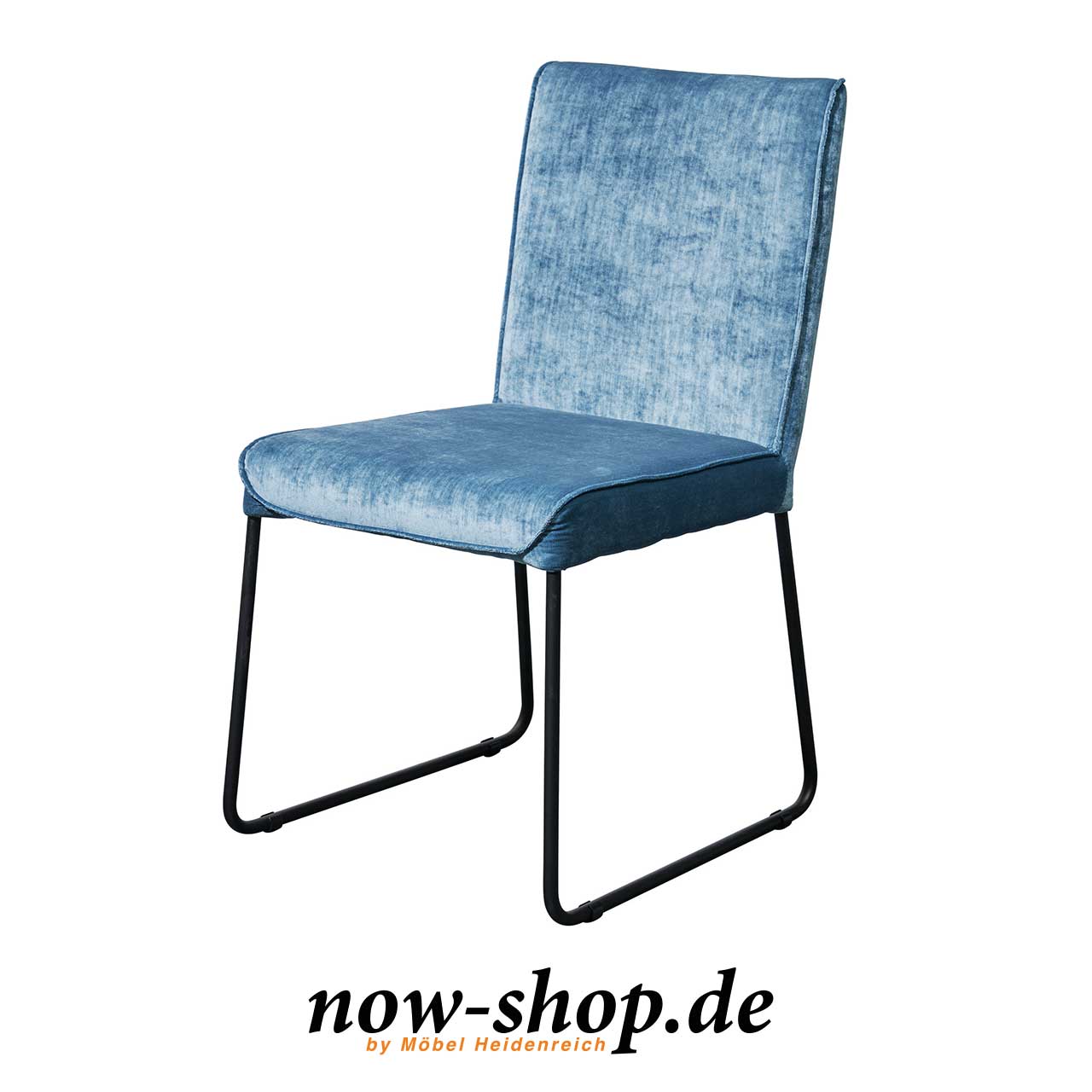 now! by hülsta – dining S 23 in Samt puderblau Kufenstuhl mit Bezug Samt puderblau.