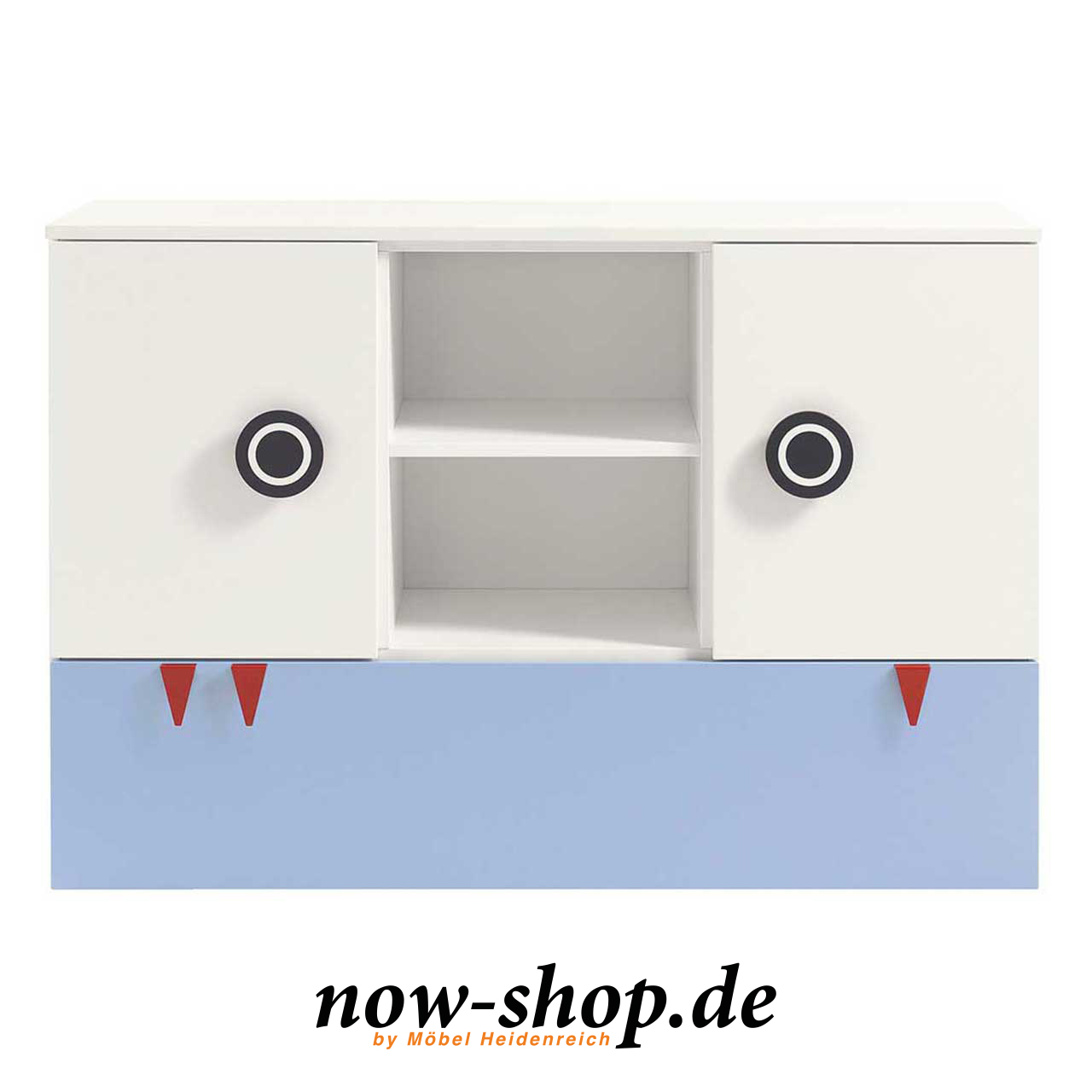 now! by hülsta - minimo Kommode Hellblau 55105 Frontalaufnahme Weiße Kinderkommode mit einer Tür rechts und links, in der Mitte zwei offene Fächer und unten eine Schublade mit hellblauer Front. An den Türen je ein runder schwarzer Griff. An der Schublade drei rote Zähnchen als Griff bzw. Haken. Frontal fotografiert.