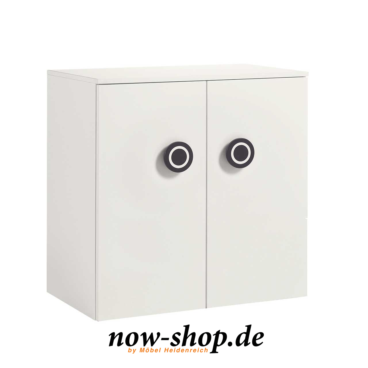 now! by hülsta – minimo Kommode Schneeweiß 55913 Weiße Kinderkommode mit zwei Türen seitlich fotografiert. Die Türen haben als Griffe zwei schwarze runde Knäufe, die an Augen erinnern.