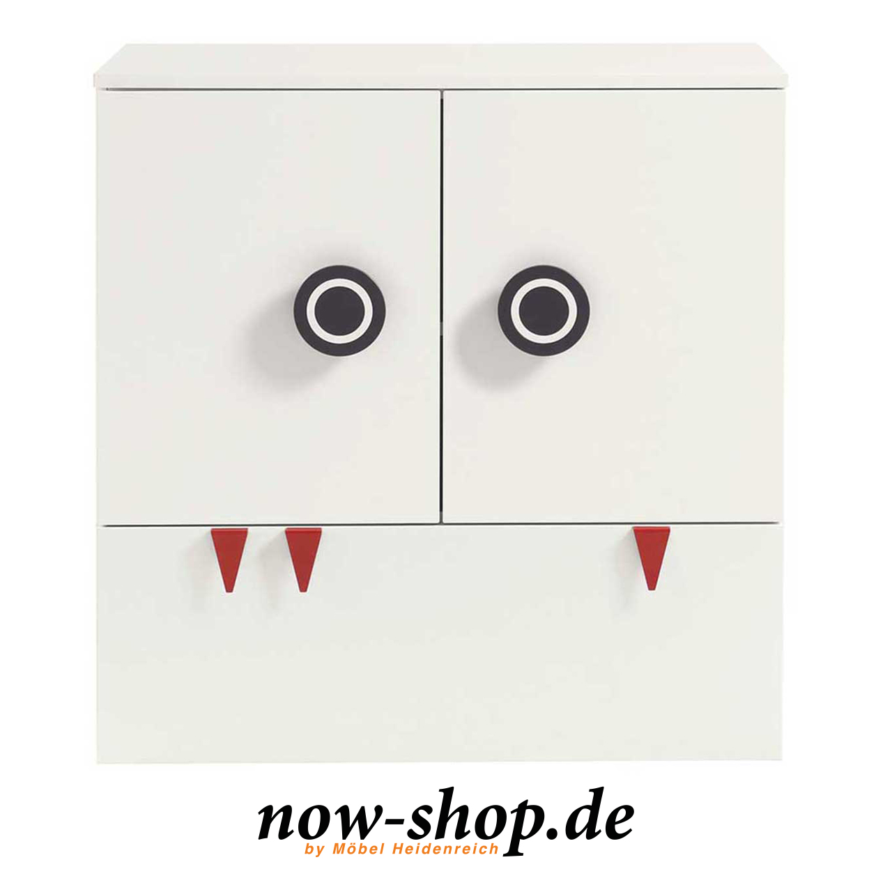 now! by hülsta – minimo Kommode mit zwei Türen und Schublade Frontalaufnahme Weiße Kinderkommode mit zwei Türen und einer Schublade unten. An den Türen ist jeweils ein runder schwarzer Griff, an der Schublade drei rote Zähnchen. Frontal fotografiert.