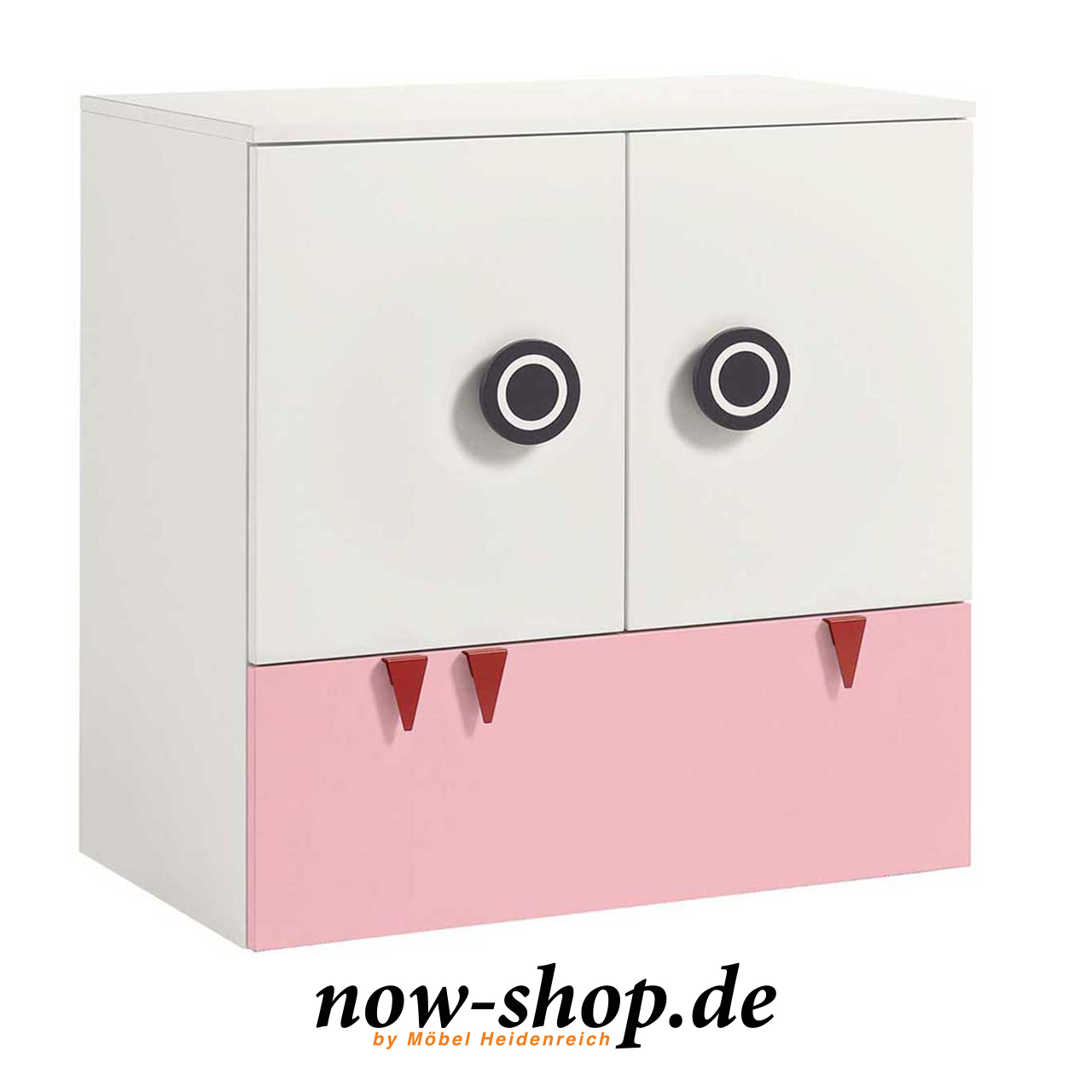 now! by hülsta - minimo Kommode Hellrosa 55904 Weiße Kinderkommode mit zwei Türen und einer Schublade mit rosa Front unten. An der Schublade sind drei rote Zähnchen als Griffe. Seitlich fotografiert.